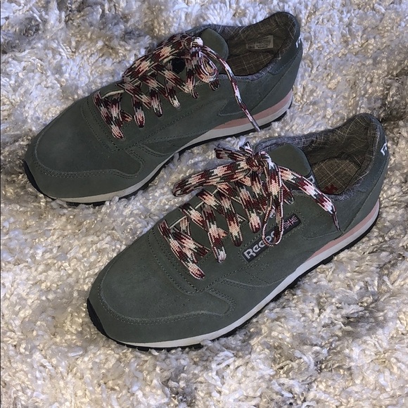 *SOLD* Reebok Classic Trainers - Picture 2 of 8